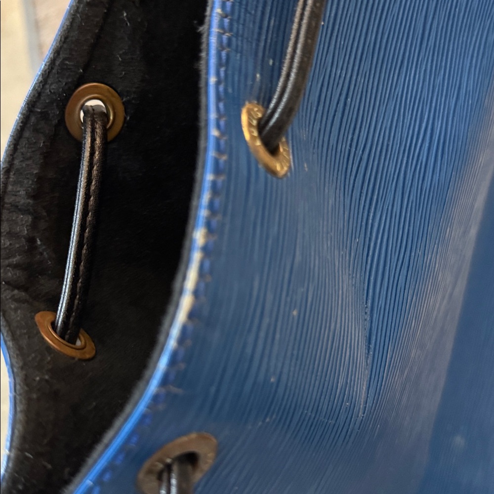 Louis Vuitton Epi Noé bucket bag in Toledo blue leather. - Picture 14 of 15